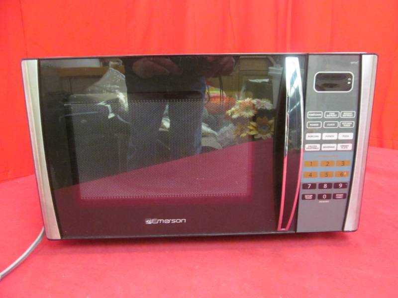 lot 30 image: Emerson microwave