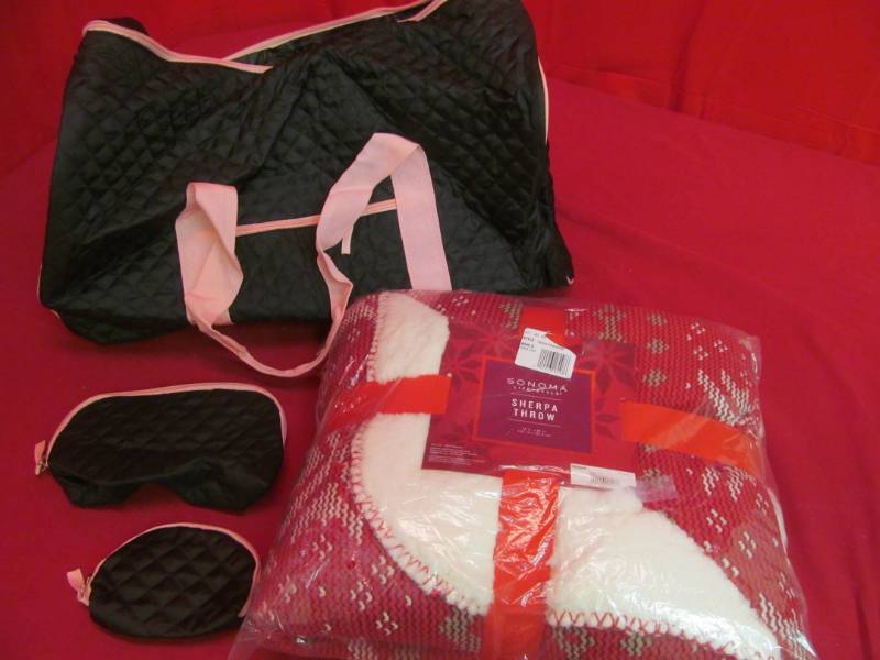 lot 50 image: travel bag, throw