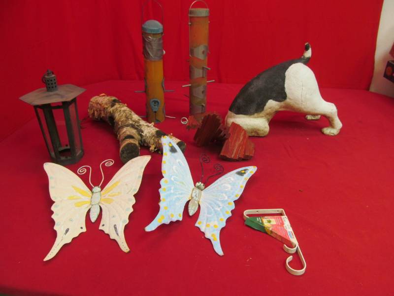lot 53 image: bird feeders