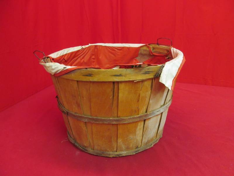 lot 60 image: apple Bushel basket