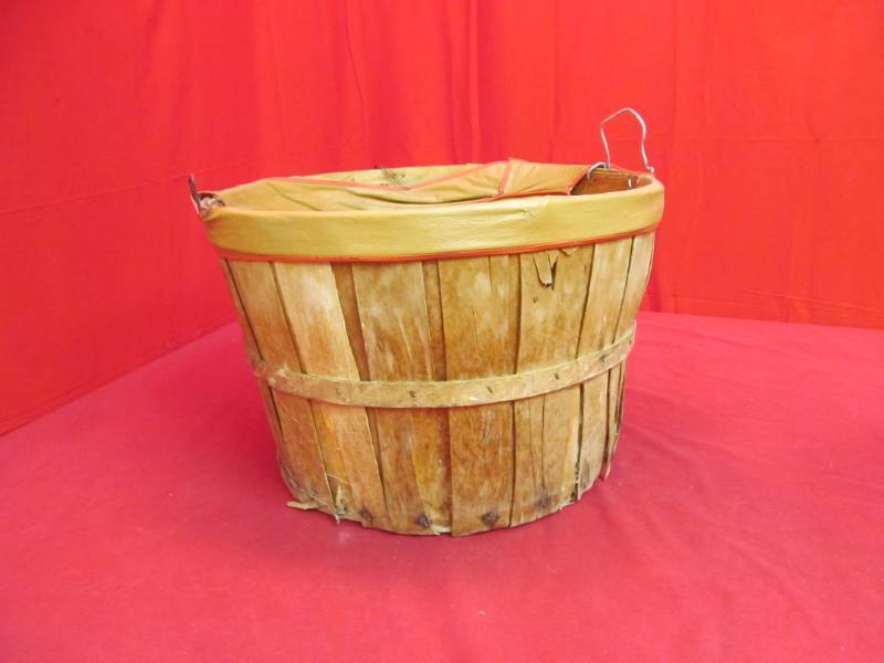 lot 61 image: apple Bushel basket