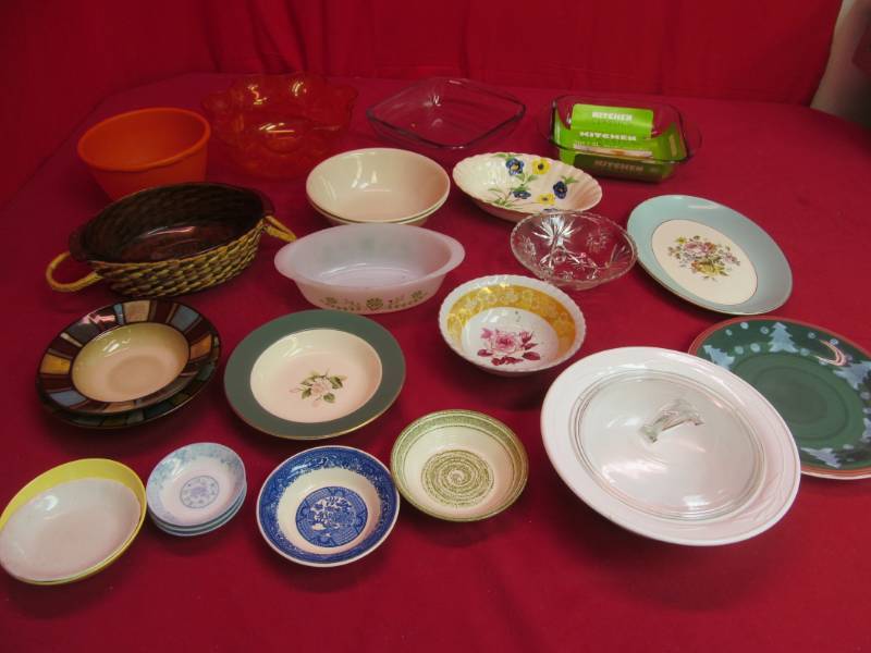 lot 62 image: glassware