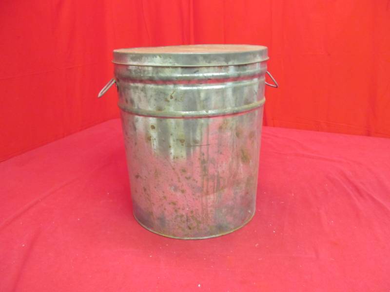 lot 67 image: vintage Velvet Crme Popcorn tin