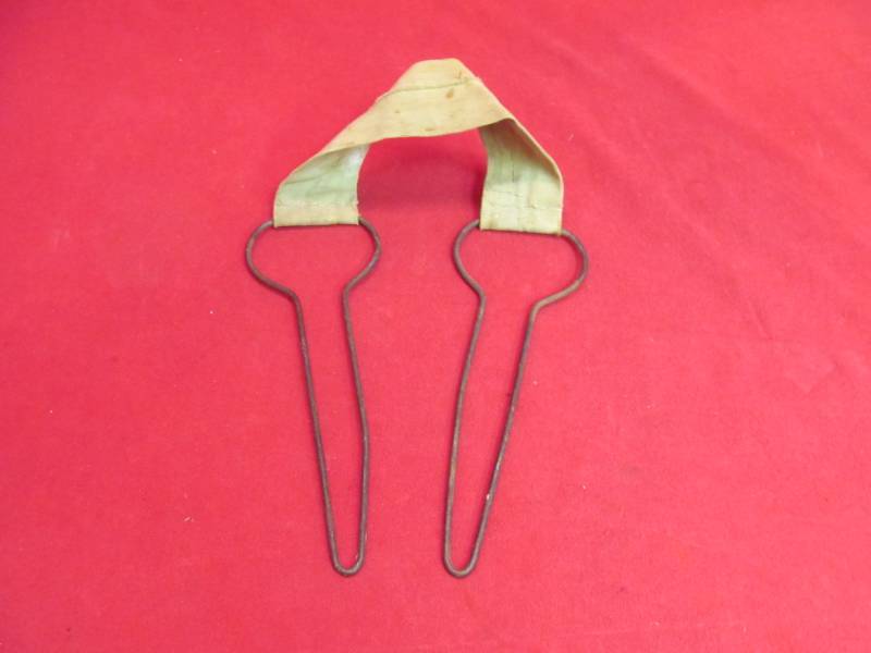 lot 92 image: vintage game bird carriers