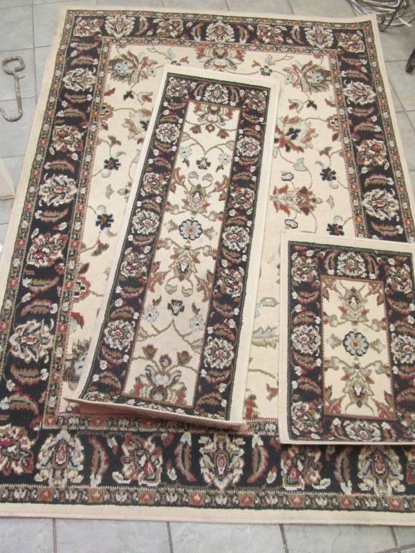 lot 106 image: rug set