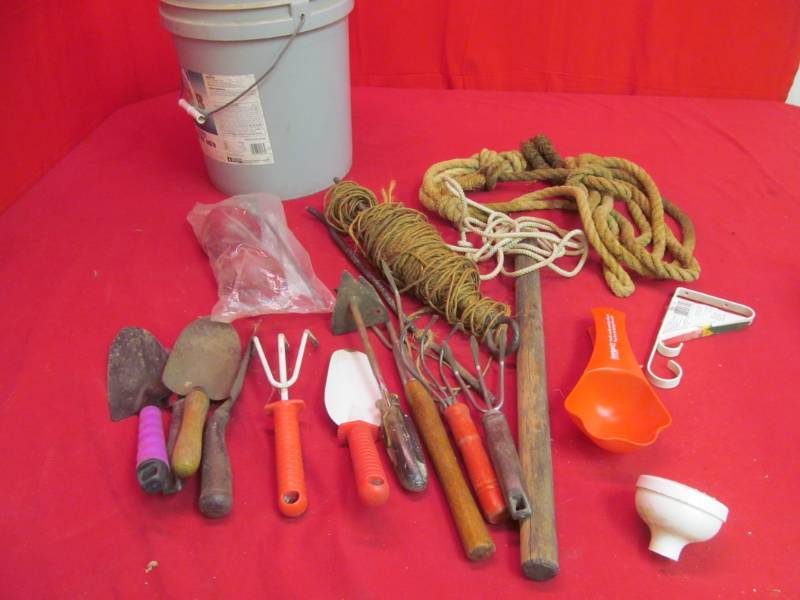 lot 107 image: garden hand tools