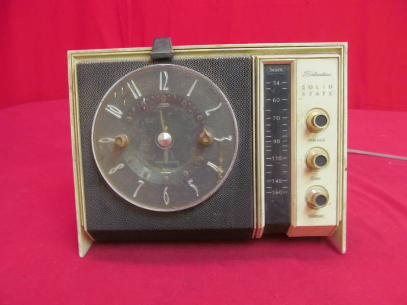 lot 114 image: vintage Sears clockradio