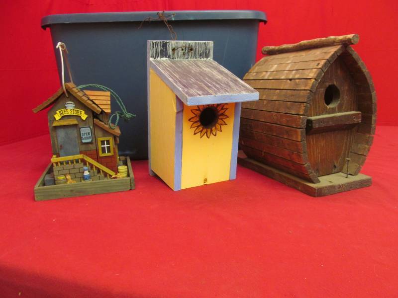 lot 127 image: bird houses