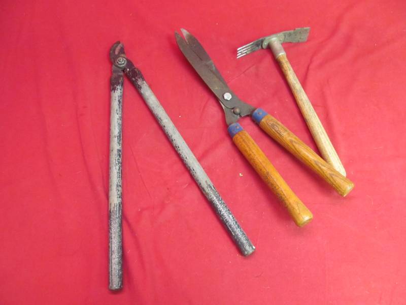 lot 159 image: garden tools