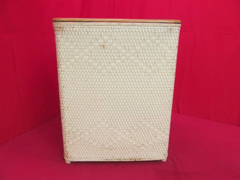 lot 215 image: vintage hamper