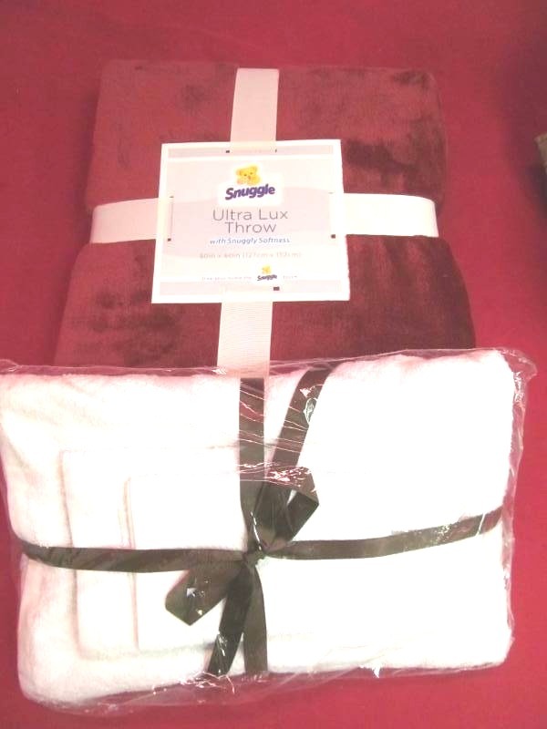 lot 217 image: throw towel set