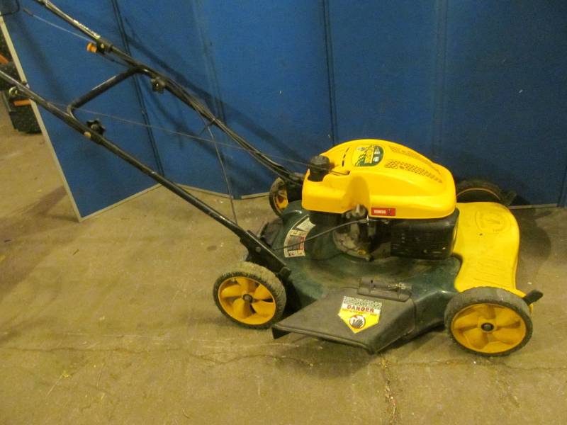 lot 261 image: Yardman walk behind mower