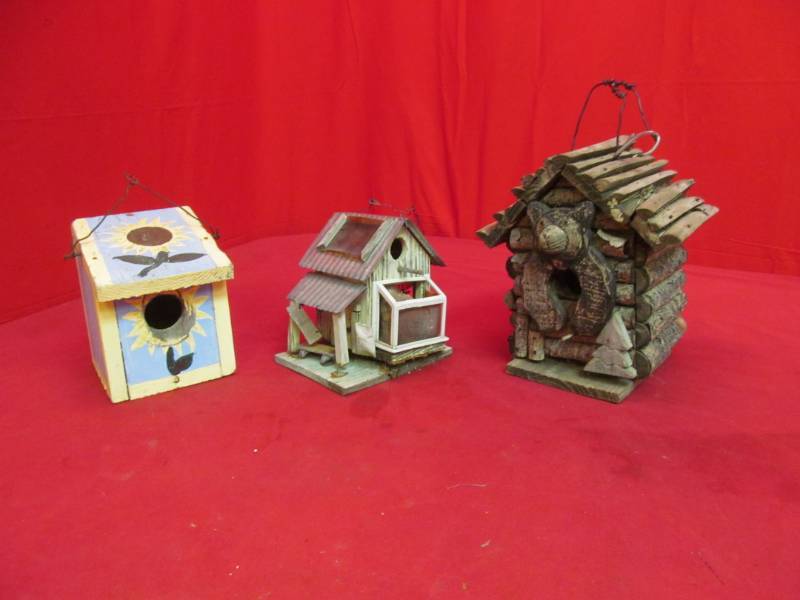 lot 284 image: birdhouses