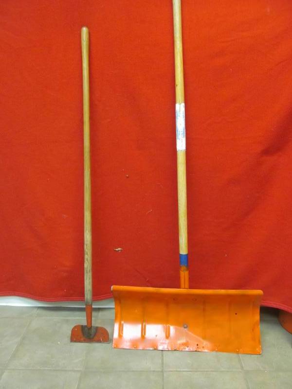 lot 333 image: snow shovel, scrapper
