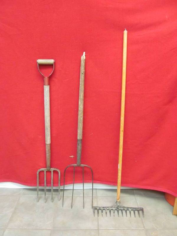 lot 339 image: garden tools