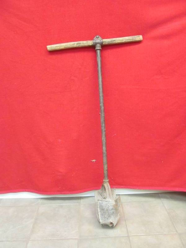lot 343 image: vintage post hole digger