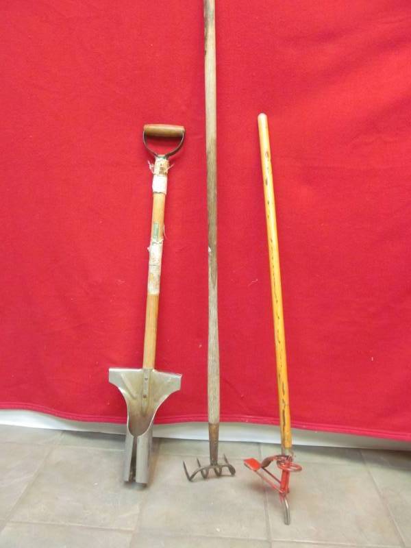 lot 348 image: garden tools