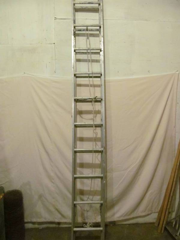 lot 371 image: aluminum extension ladder
