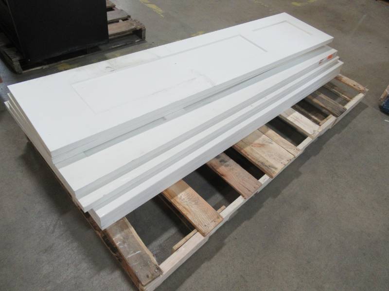 lot 45 image: Pallet of Reliabilt 2 Panel, Hollow Core Door Slabs, No Bore, Primed and ready to paint.