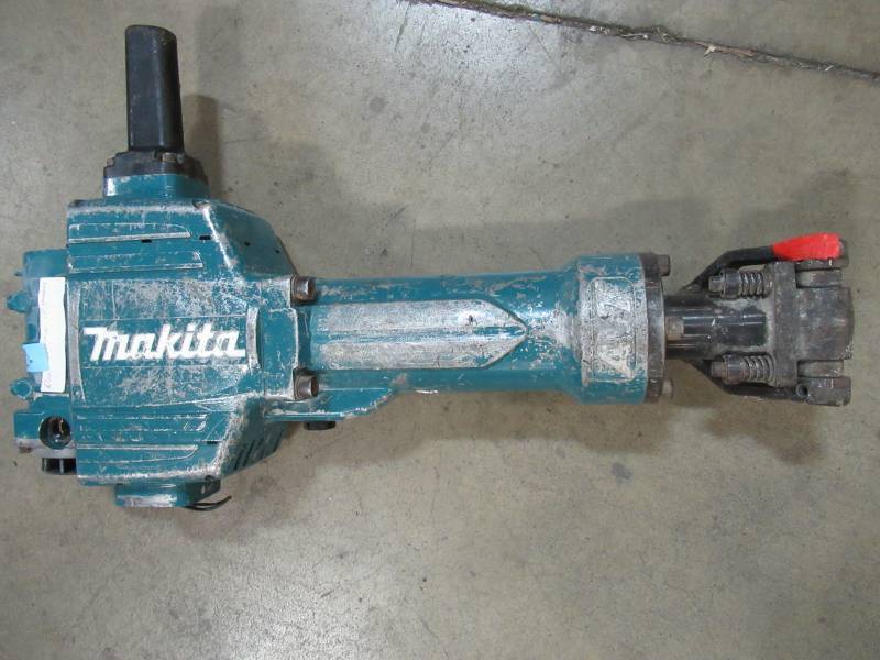 lot 146 image: Makita 15 Amp 1-18 in. Hex Corded 70 lb. AVT Breaker Hammer, HM1810 - Does not Run