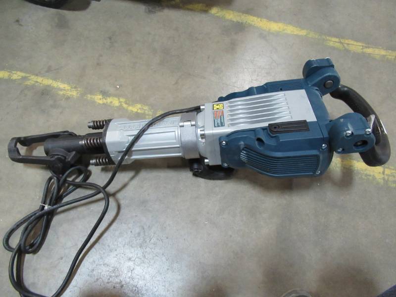 lot 147 image: Bosch 15 Amp 1-18 in. Corded Electric Hex Breaker Hammer Kit, 11335K - Seems To Work, Motor Runs, Missing Bits.