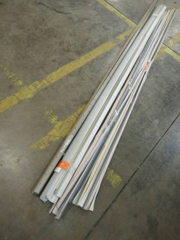 lot 167 image: Paper Faced Metal Corner Beads 1 and 1 12 And Vinyl Bullnose Corner Beads 34
