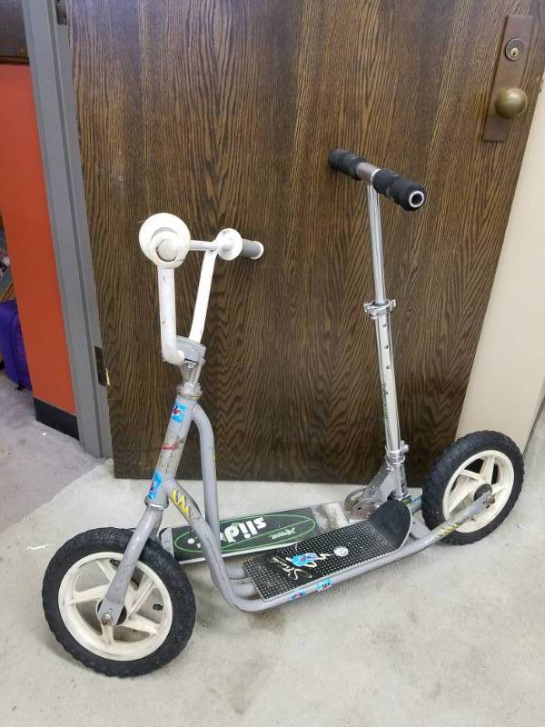 lot 38 image: 2 Kids Scooters