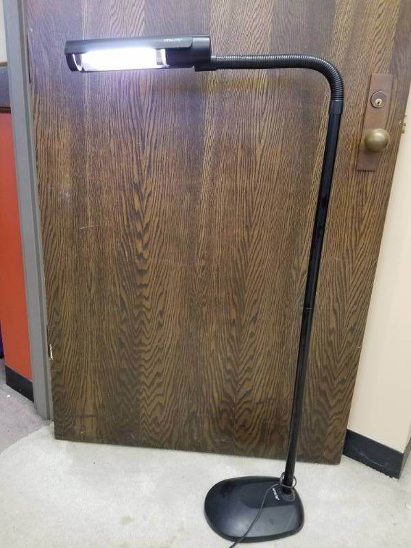 lot 40 image: 45 inch high adjustable florescent light