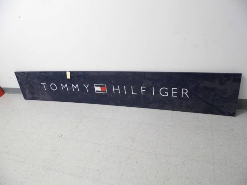 lot 7 image: Tommy Hillfiger Sign