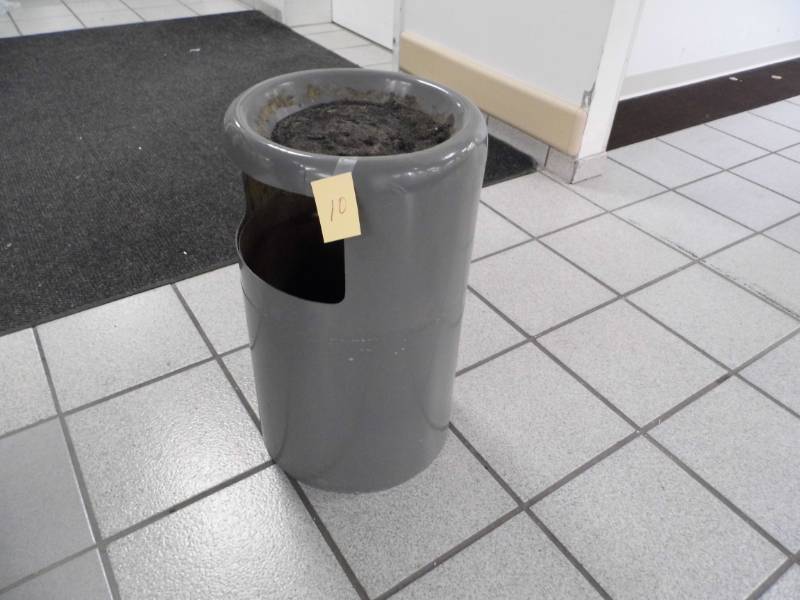 lot 10 image: Garbage  Ash Can