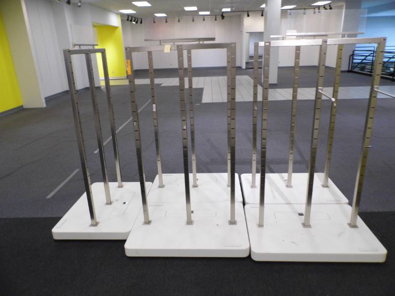 lot 11 image: Lot of 5 Fixtures