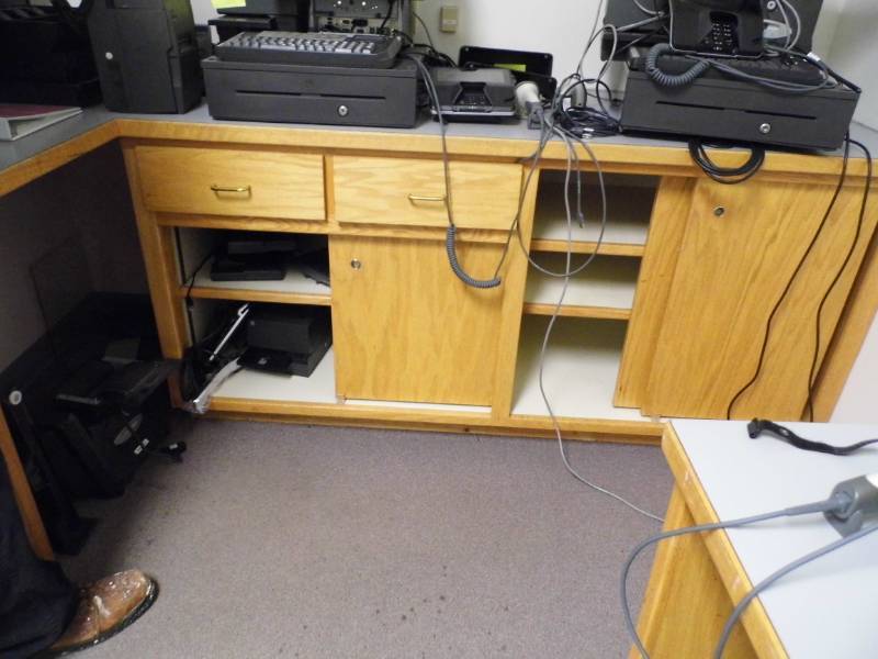 lot 17 image: L Shaped Cabinets