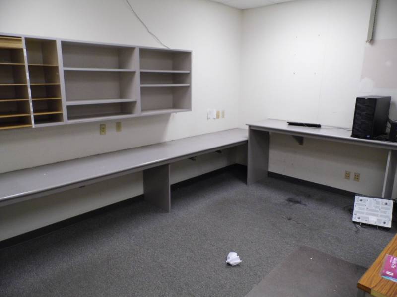 lot 21 image: Lot of Cabinets