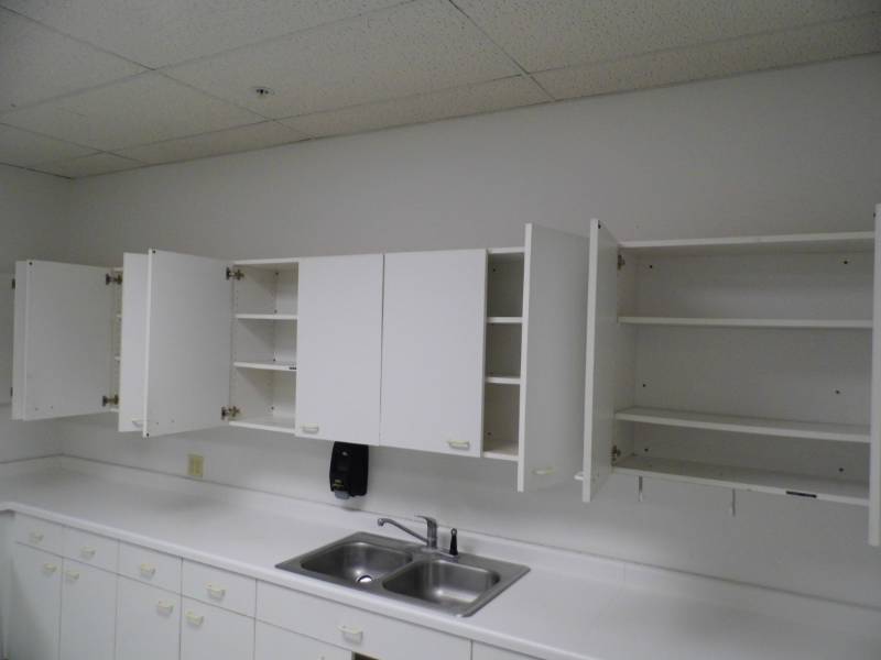 lot 24 image: Upper Cabinets