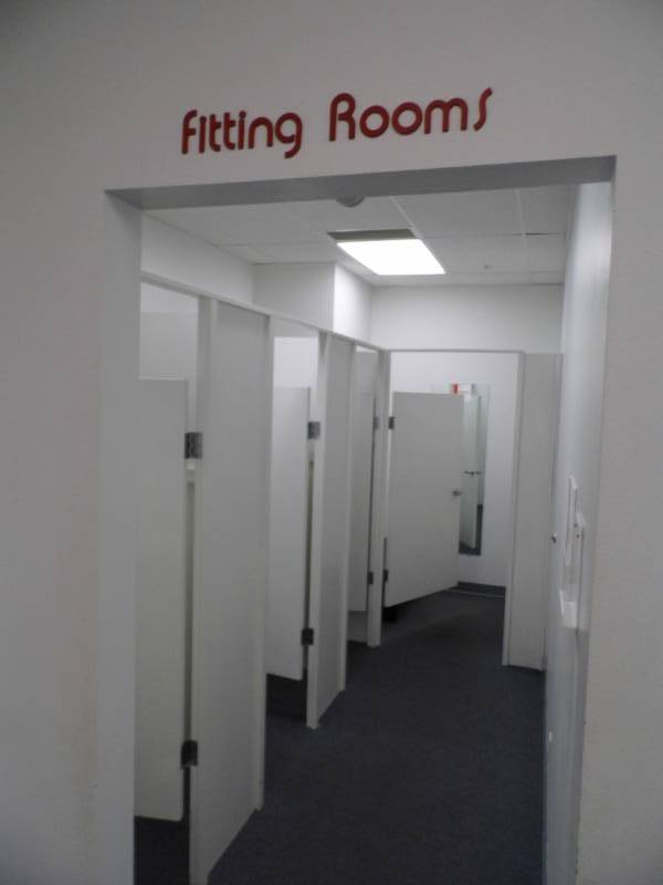 lot 32 image: Fitting Room Fixtures - 4 Rooms