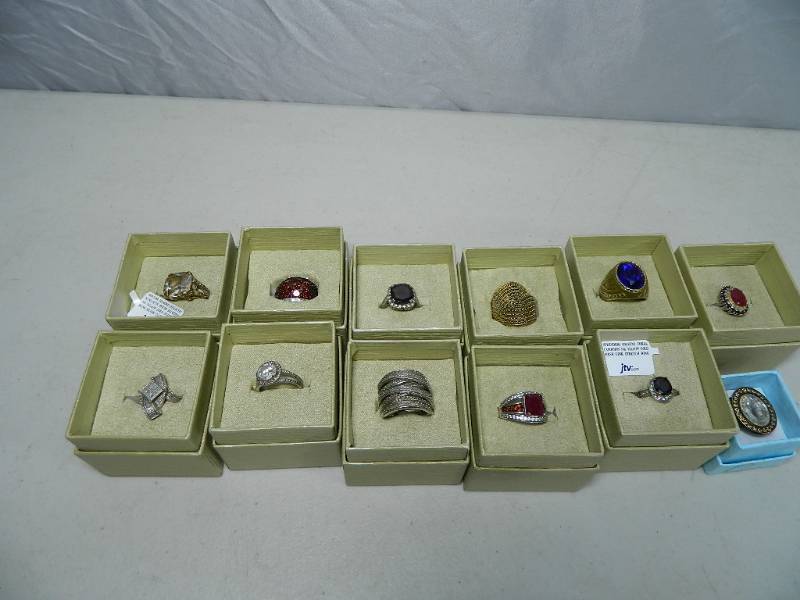 lot 4 image: 12 Assorted Rings