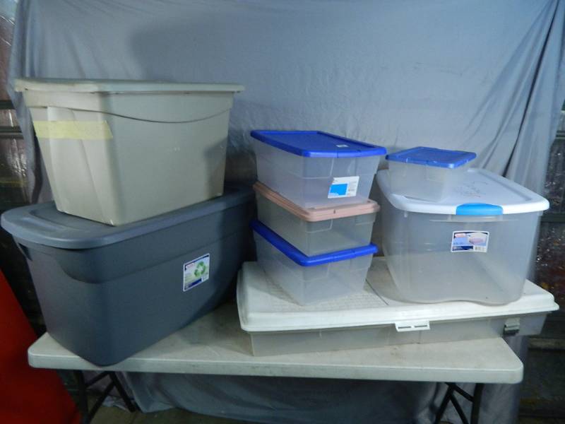 lot 82 image: 8 Assorted Totes with Lids