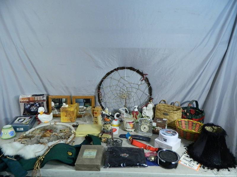 lot 86 image: Decor and More