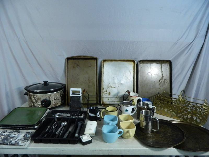 lot 88 image: Camo Crockpot and Kitchen Items
