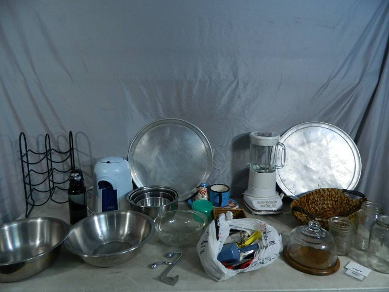 lot 92 image: KitchenAid Blender and Kitchen Items