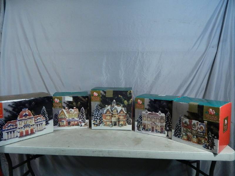 lot 97 image: 5 Assorted Christmas Houses