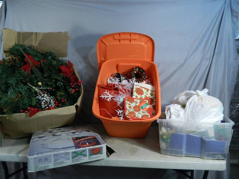 lot 98 image: Holiday Decor