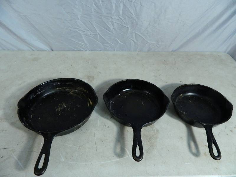 lot 99 image: Wagner Ware Cast Iron Skillets