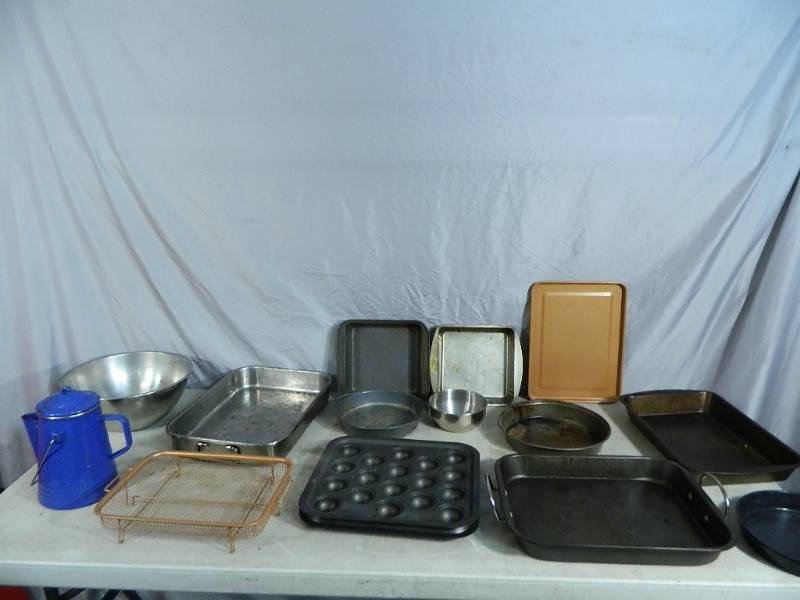 lot 100 image: Pans and More
