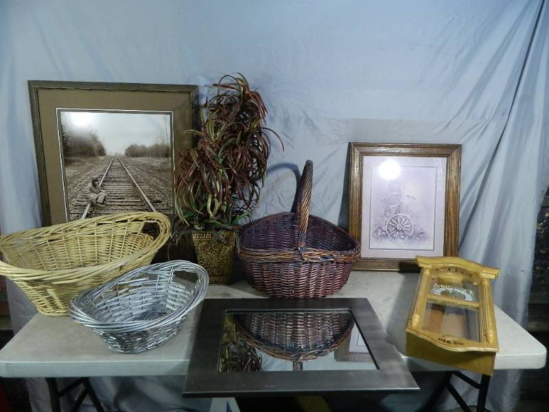 lot 108 image: Home Decor