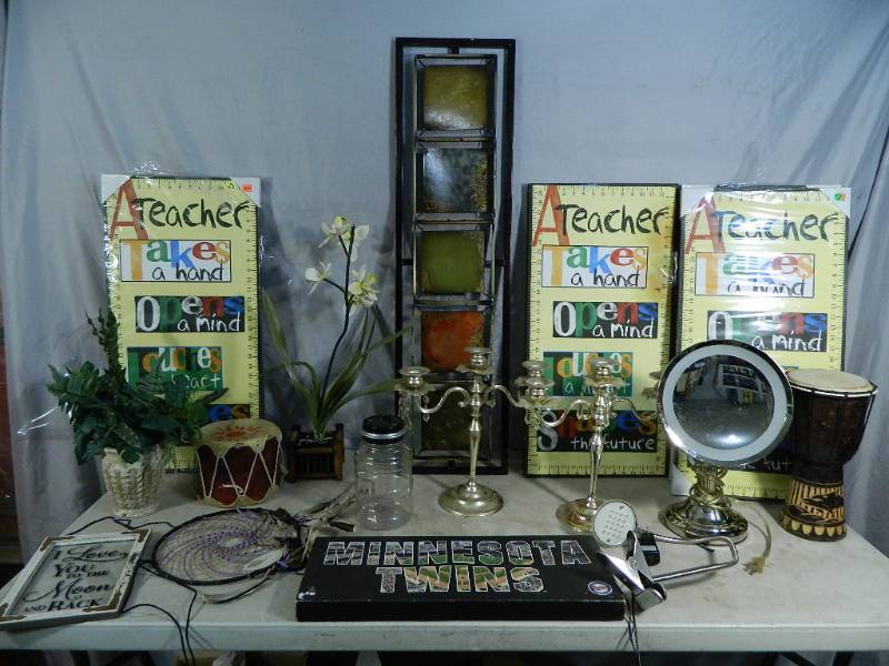 lot 109 image: Pictures and Home Decor