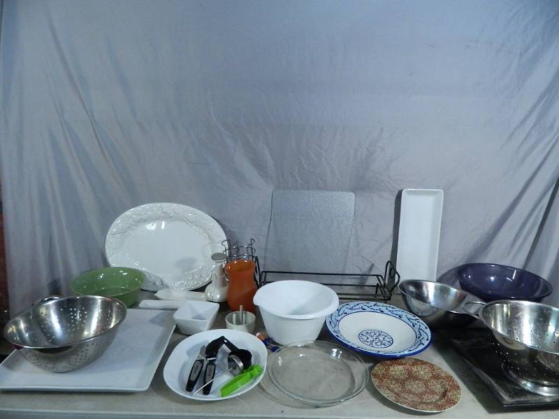 lot 114 image: The Pampered Chef, Pyrex and More