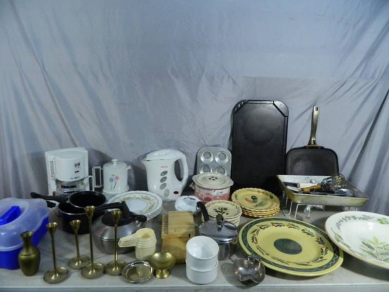 lot 120 image: Kitchen Items