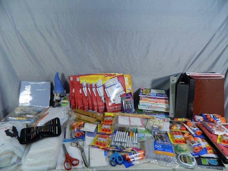 lot 121 image: Large Lot of Craft and Art Items