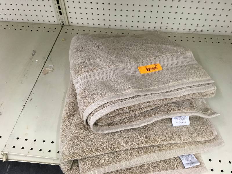 lot 387 image: 2PK Charisma Bath Towels, Retail $9.99